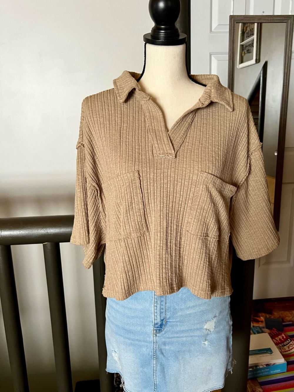 M/L Hope Ave Women’s Ribbed Collared Short-Sleeve Top in Camel